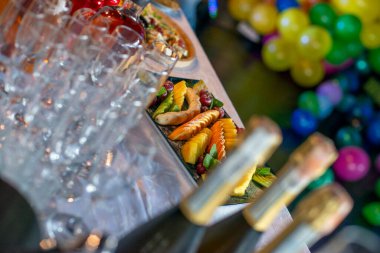 Şampanya ve farklı türde şampanya ile şenlik masasında atıştırmalıklar.