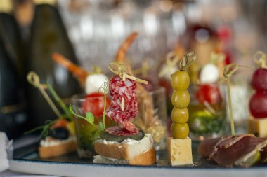 Masada değişik atıştırmalıklar var. yüksek kaliteli fotoğraf