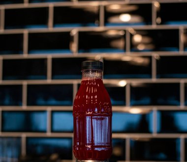 kırmızı bardak soğuk içecek buz küpleri ve ahşap bir masa üzerinde saman