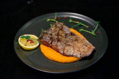 Biftek ve balkabağı, havuç ve balkabağı, yaklaşın.