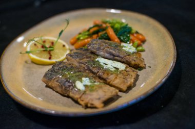 Limonlu ve sebzeli kızarmış balık.