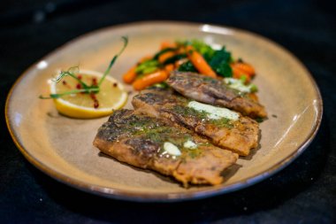 kızarmış balık ve sebze