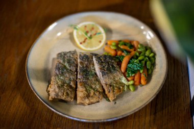 Sebze ve otlu ızgara balık.