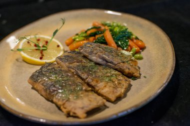 Balık fileto sebze ve otlar ile