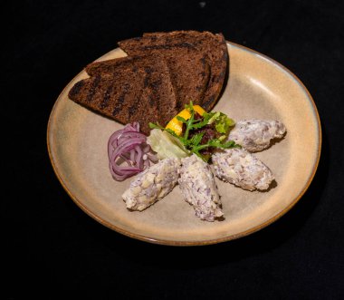 Tahta bir masada lezzetli ve sağlıklı yiyecekler