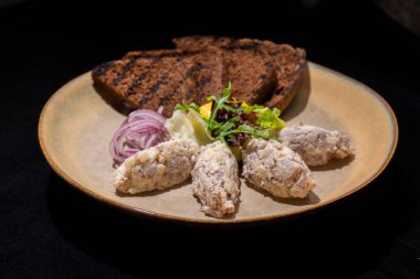 Tabakta kızarmış balık..