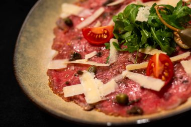 Et ve sebzeli taze pizza.