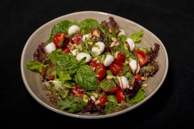 Taze sebzeli ve baharatlı salata