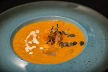 Somon ve sebzeli lezzetli çorba.