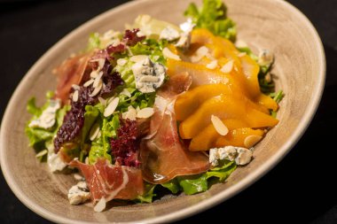 Prosciutto ve parmesan peynirli salata