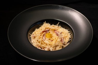 Yumurtalı İtalyan makarnası.