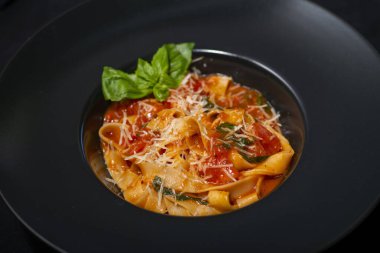 fesleğenli makarna, domates ve peynir