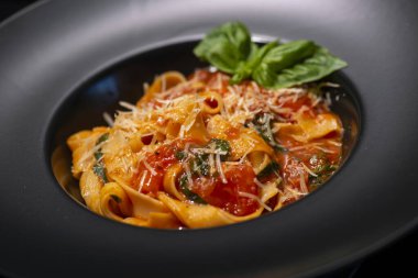 Domates soslu, peynirli ve fesleğenli makarna.