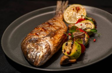 tabakta sebze ile balık