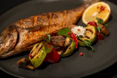 ızgara balık ve sebze