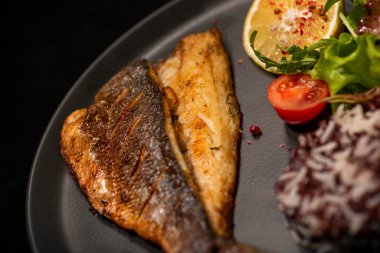 Patatesli kızarmış balık, kırmızı havyar, domates ve soğan.