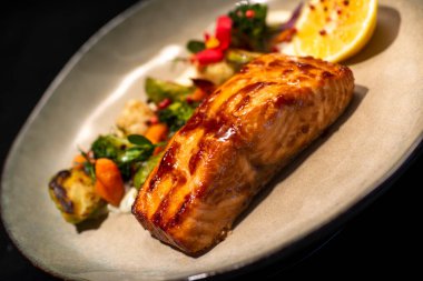 limon ve sebze ızgara somon steak