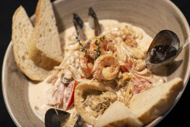 Tabağında karides ve karides olan deniz ürünleri.