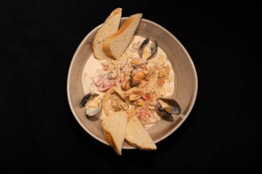 istiridye ile deniz ürünleri salatası