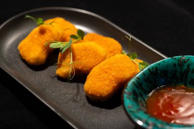 Japon yemeği mi? Kızarmış balık, pilav ve sebze.