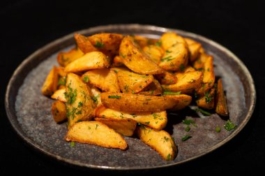 Siyah tabakta haşlanmış patates.