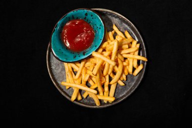 Peynirli ve domates soslu patates kızartması..