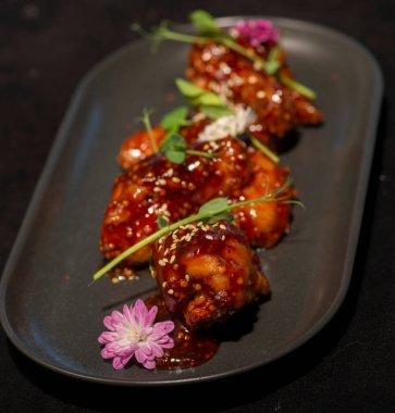 Lezzetli yiyeceklere yakın.