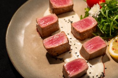 Ton balıklı sığır etli tartar. Yakın plan.