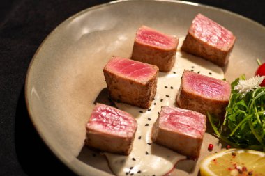 Baharatlı ve otlu çiğ ton balığı bifteği