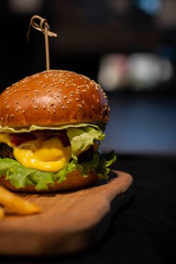 Pastırmalı, peynirli, domatesli, marullu, peynirli, marullu, peynirli ve patatesli taze hamburgerler..