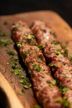 Ahşap tahtada lezzetli kebap, yakın plan.