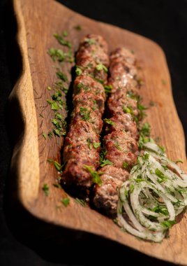Baharatlı ve otlu ızgara et, seçici bir odaklanma.