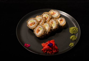 suşi roll somon ve peynir ile