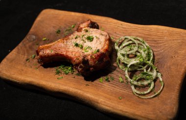 Tahta masada otlu et ve baharatlar.