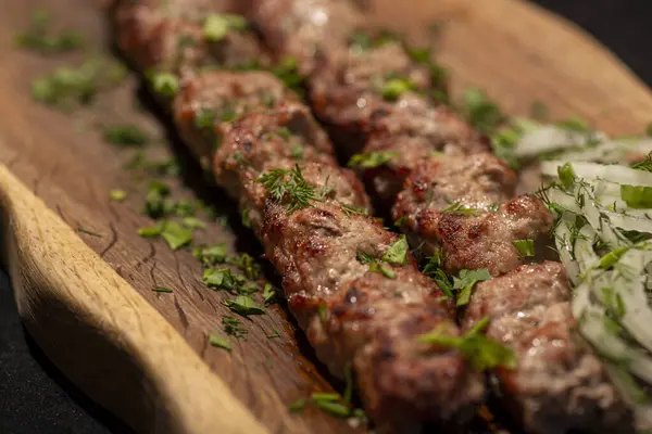 Baharatlı taze et kebabı