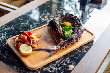 Sebze ve otlu ızgara tavuk.