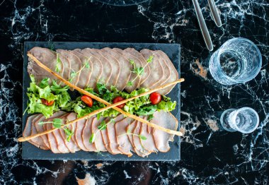 Baharatlı ve otlu taze et..