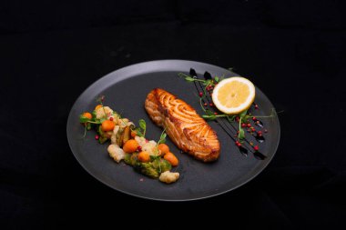 Limonlu, otlu ve baharatlı kızarmış somon.