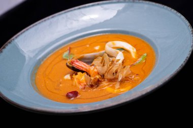 Beyaz kase deniz mahsulleri çorbası