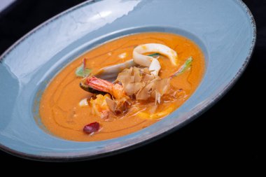 Tabakta lezzetli deniz ürünleri çorbası