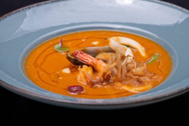 Etli körili bir mutfak fotoğrafı.