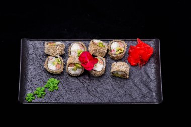 Somon ve krem peynirli suşi rulosu, Japon yemeği.