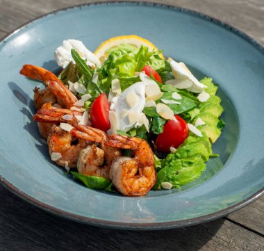 karides ve sebzeli salata