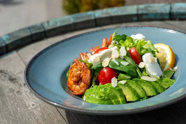 Karides, limon, domates, marul ve peynirli taze salata. sağlıklı yeme kavramı