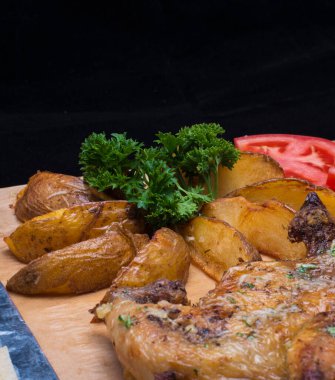 Etli ve sebzeli fırında patates yakın.