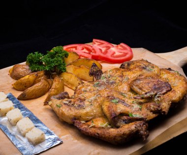 Patates ve sebzeli kızarmış tavuk.