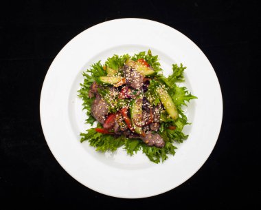 Ton balıklı ve sebzeli salata