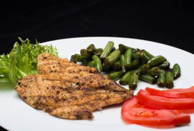 Kuşkonmaz ve kiraz domatesli ızgara tavuk filetosu.