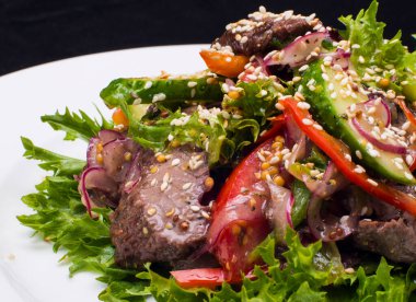 taze sebzeli salata ve sığır eti