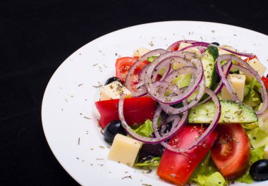 Beyaz arka planda Yunan salatası